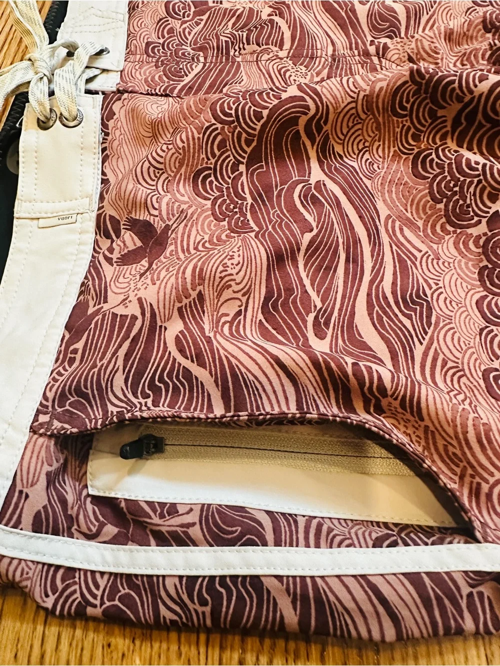Vuori Men’s Cruise Boardshort 7” Swim Shorts Red Ocean Print  Size 34 Athleisure